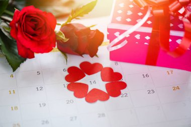 Sevgililer günü Takvim zaman kavramı aşk / kırmızı kalp ile sayfa 14 Şubat Saint Valentine's day pembe hediye kutusu ve kırmızı güller çiçek takvimi