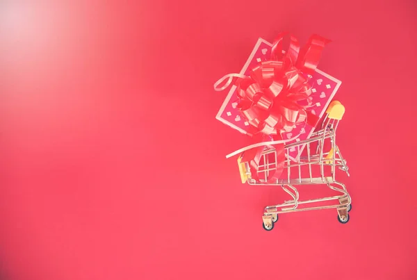 Sevgililer Günü Alışveriş Hediye Kutusu Pembe Kırmızı Şerit Yay Alışveriş — Stok fotoğraf