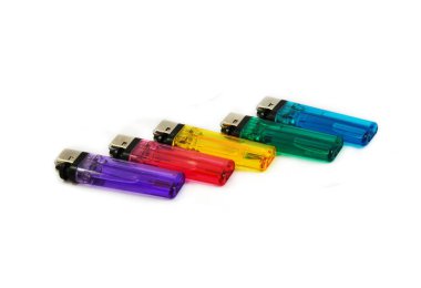 Plastik çakmak / beyaz arka plan üzerinde izole renkli plastik gaz çakmaklar, yakın