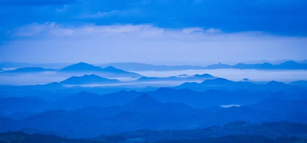 Paisaje Montaña Con Niebla Niebla Cielo Azul Sol Naciente Mañana — Foto de Stock