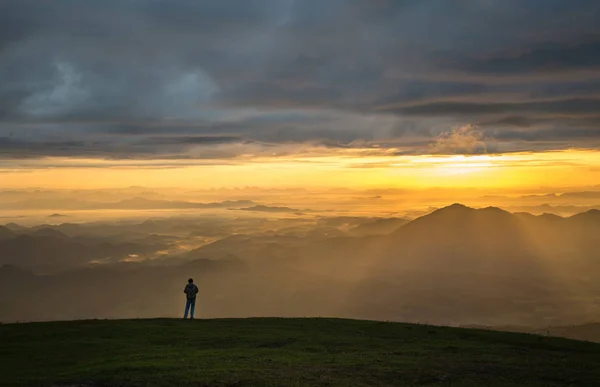 Homme Randonneur Réussi Sur Montagne Supérieure Homme Debout Sur Une — Photo