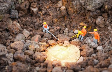 Zemin toprak derin / sanal cryptocurrency bitcoin incelemesi kavramı - seçici odak kazma üzerinde figürler işçi madenciliği altın Bitcoins