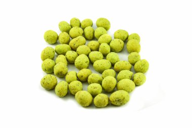 Fıstık wasabi kat / yeşil fıstık pişmiş tuz ve wasabi için meze beyaz arka plan üzerinde izole 
