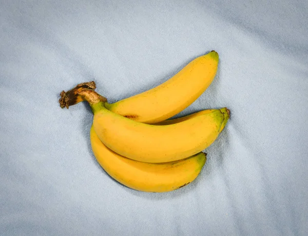 Banana Tessuto Sfondo Blu Maturo Banana Frutta Posto Sul Pavimento — Foto Stock