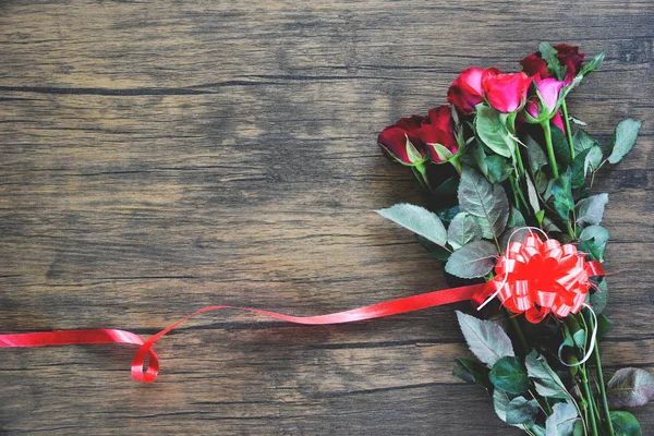 Día San Valentín Flor Rosa Roja Sobre Fondo Madera Corazón —  Fotos de Stock