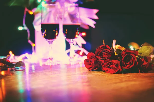 Copa Vino Tinto Mesa Cena San Valentín Concepto Amor Romántico —  Fotos de Stock