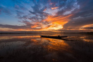 Balıkçılık Tekne Gölü / eski ahşap ile güzel gökyüzü nehir dramatik bulut siluet tekne günbatımı üzerinde nehir gündoğumu veya günbatımı ile renkli gökyüzü arka plan - Balık tutma 