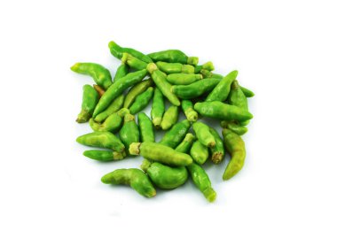 Tay yeşil biber izole üzerinde beyaz arka plan - diğer adları küçük biber PADI kuş gözü chili biber 