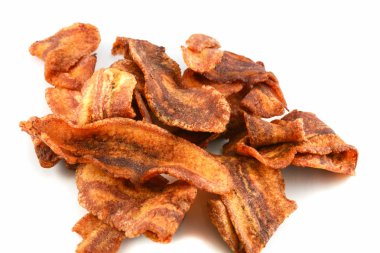 Muz fiş çıtır çıtır kızarmış / için meze beyaz arka plan üzerinde izole muz dilim kızarmış 