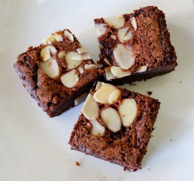 kek pasta plaka üzerinde / adet üstten görünüm kek dilim beyaz tabak arka plan üzerinde üzerinde fıstıklı çikolatalı kek kakao 