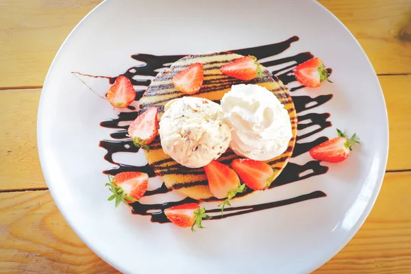 Strawberry Pannkaka Chocolate Chip Glass Läcker Dessert Färska Jordgubbar Frukt — Stockfoto