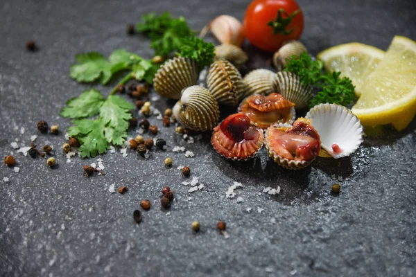 Shellfish Seafood Cockles Fresh Raw Ocean Gourmet Dinner Herbs Spices — Stock Photo, Image