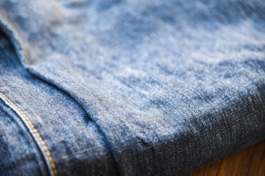 Denim jeans giyim doku / kot desen kat ahşap masa arka plan üzerinde Kapat