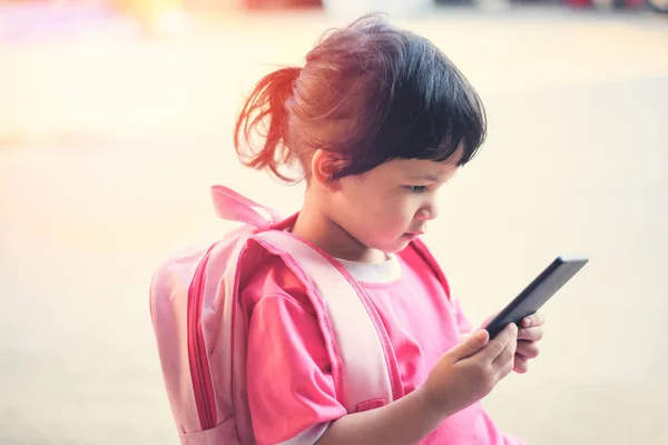 Kinderen Spelen Smartphone Kind Meisje Greep Telefoon Hand Kijken Naar — Stockfoto