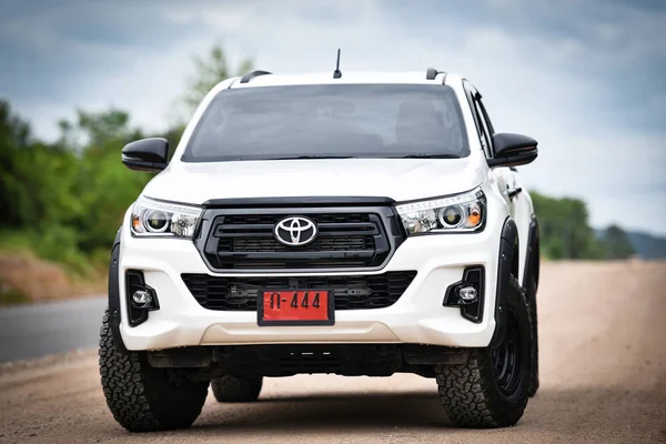 Bangkok Tayland - 27 Temmuz 2018: Yeni Toyota Hilux Revo Rocco beyaz kamyonet Offroad araba Çift Kabin 4 x 4 Japonya dayalı bir toprak yol araba markası üzerinde 