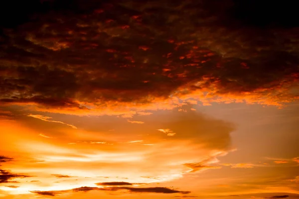 Драматический Закат Яркое Красное Оранжевое Небо Над Облака Фоне Многоцветного — стоковое фото