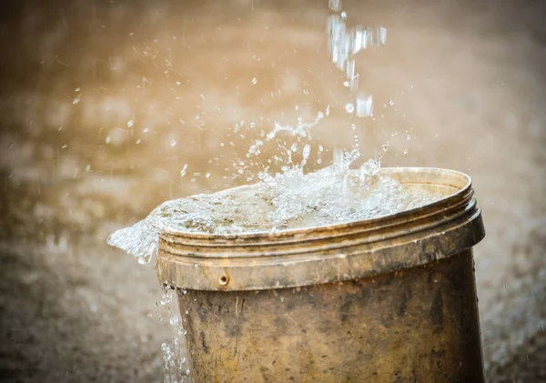 Regenwasserentnahme Eimer Nach Starkregen — Stockfoto