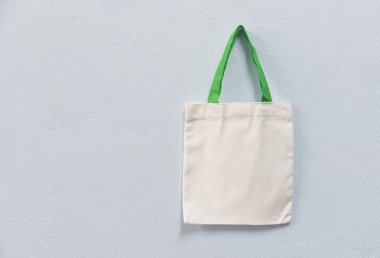 Beyaz omuz çantası kanvas kumaş Eko çanta bez alışveriş torba duvar arka plan / sıfır atık kullanımı daha az plastik say hiçbir plastik torba kirliliği sorunu kavramı
