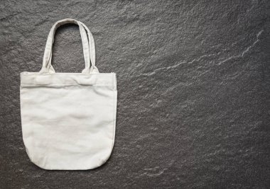 Beyaz omuz çantası kanvas kumaş Eko çanta bez alışveriş torba koyu arka plan / sıfır atık kullanımı daha az plastik say hiçbir plastik torba kirliliği sorunu kavramı