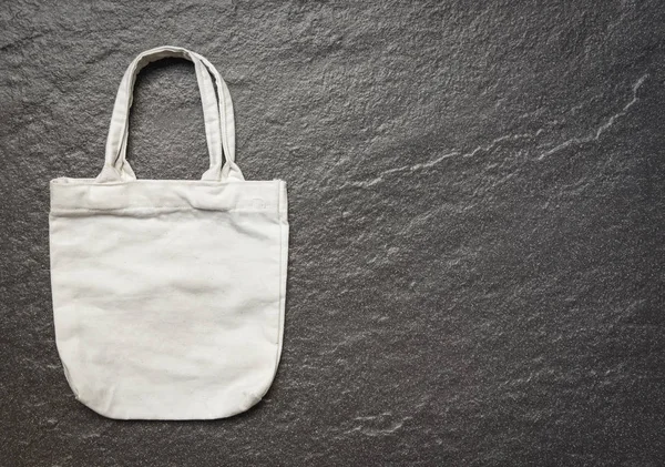 白色手提包帆布面料生态袋布购物袋在黑暗的背景 零浪费使用少塑料说没有塑料袋污染问题的概念 — 图库照片