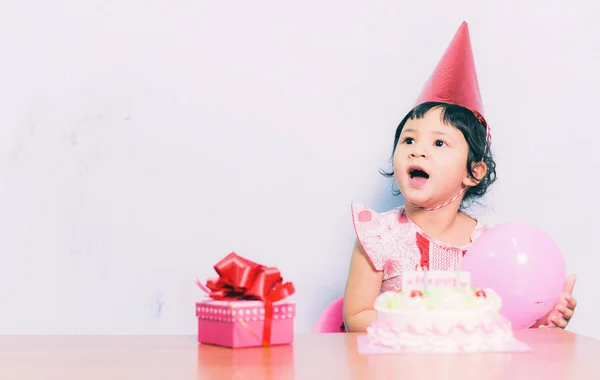 アジア子供誕生日 ギフト ボックスとケーキで少しかわいい女の子幸せな誕生日パーティーの肖像画 — ストック写真