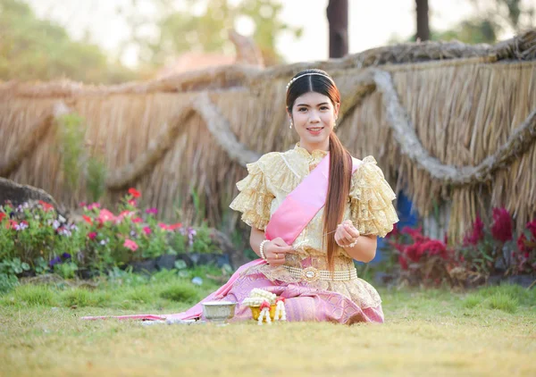 Asya Kadın Tay Tarzı Elbise Tayland Geleneksel Kostüm Gülümseyen Güzel — Stok fotoğraf
