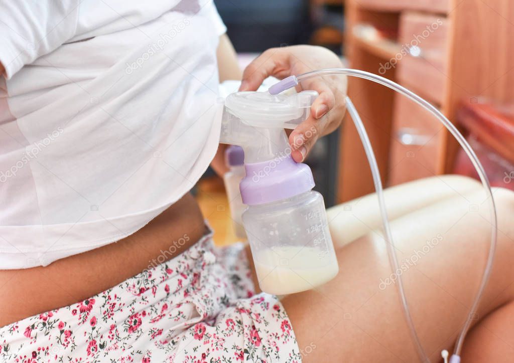Mom use automatic breast pump feeding milk for baby / Mother increase breast milk supply 
