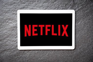 Bangkok, Tayland - 28 Ocak 2019: Netflix uygulaması üzerinde eğlence ve Netflix logosu ekranda koyu arka plan ile film izlerken Tablet hizmeti 