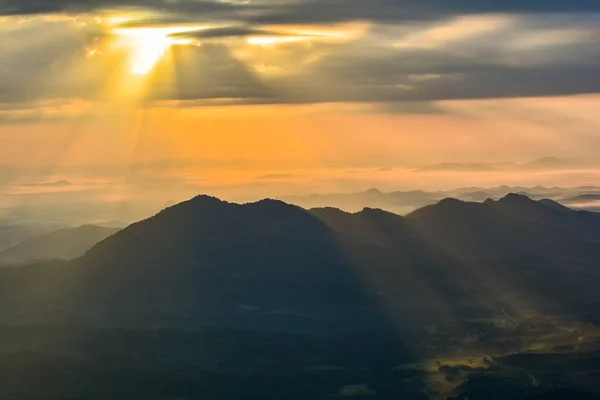 Чудовий Ландшафтний Схід Сонця Вранці Новий День Горі Променями Сонячного — стокове фото