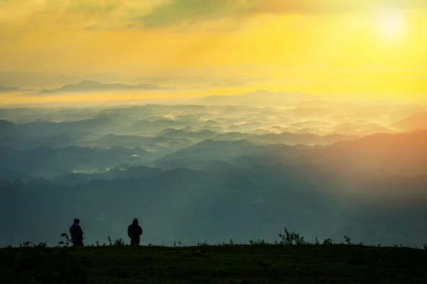 Homme Qui Marche Avec Succès Sur Sommet Montagne Homme Debout — Photo