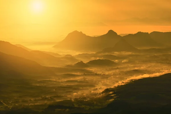 Чудовий Краєвид Схід Сонця Гора Туманом Жовте Золоте Небо Висхідне — стокове фото