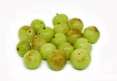 Beyaz arka plan üzerinde Hint bektaşi üzümü / meyve ve şifalı otlar 