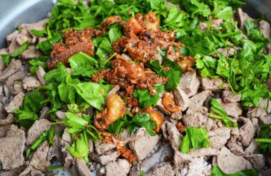 domuz karaciğer domuz dilim kereviz sebze ve derin kızarmış sarımsak ile pişirme