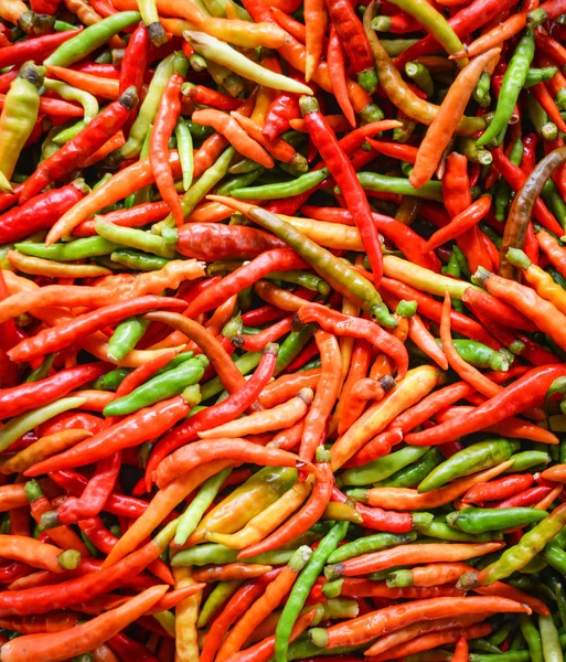辣椒背景 新鲜的红色和绿色辣椒纹理 — 图库照片