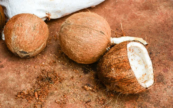 Noix Coco Mûre Pelée Demi Coupée Sur Sol Fruits Tropicaux — Photo