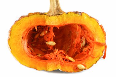 Taze kabak dilim kesilmiş yarım yemek yemek için beyaz arka plan üzerinde izole incelemek