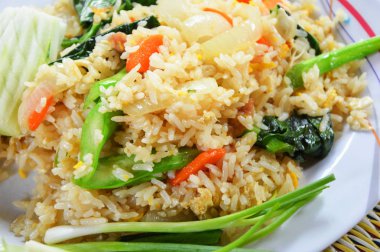 Kızarmış pilav tavuk yumurta ve sebze havuç Çince lahana yeşil soğan ve salatalık plaka - Tayland gıda 