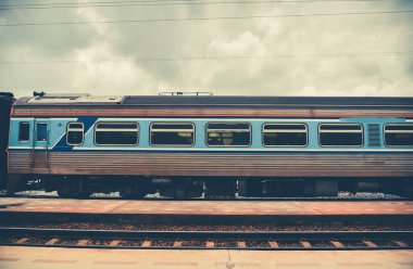 Demiryolu raylar önde gelen Tren İstasyonu Tren kırsal vintage eski film tarzı 