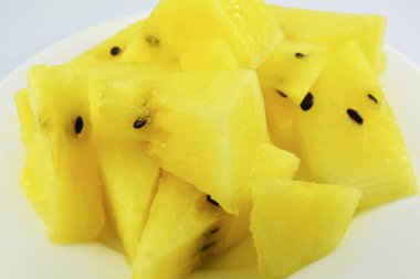 Sarı karpuz dilim beyaz tabakta beyaz arka plan üzerinde izole kapatmak