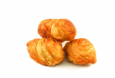 Puf böreği snack tatlı fasulye ve beyaz arka plan üzerinde izole şeker ile köri