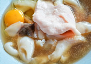 Taze kalamar dilim yumurta ve domuz eti ile baharat soslu domuz yağı / Raw kalamar deniz ürünleri yemek pişirmek için mangal barbekü veya Shabu 