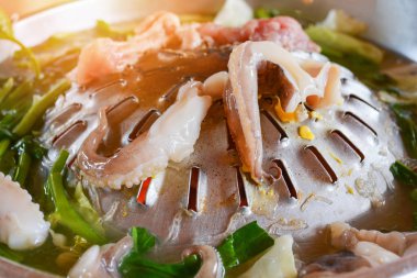 Izgara domuz eti ve kalamar tava sıcak tencereye mangal barbekü veya shabu Tay tarzı yemek yemek sebze çorbası