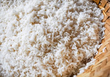 Ham yapışkan pirinç beyaz gemi bambu buharda pişmiş yemek yemek için 