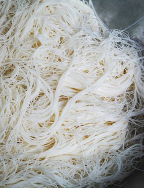 Aşçı gıda arka plan üzerinde beyaz pirinç erişte makarna 