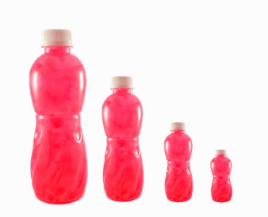 Çilek suyu meyve beyaz arka plan üzerinde izole dört plastik şişe