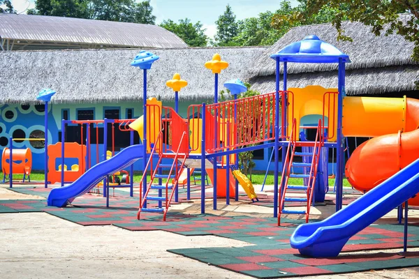 五颜六色的游乐场公园为孩子们 — 图库照片