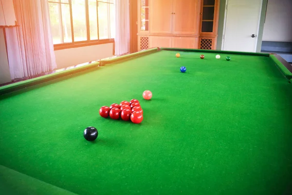 台球设置在绿色斯诺克桌室内体育俱乐部 台球比赛 — 图库照片