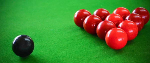 红色和黑色斯诺克球设置在绿色斯诺克桌上 台球游戏 — 图库照片