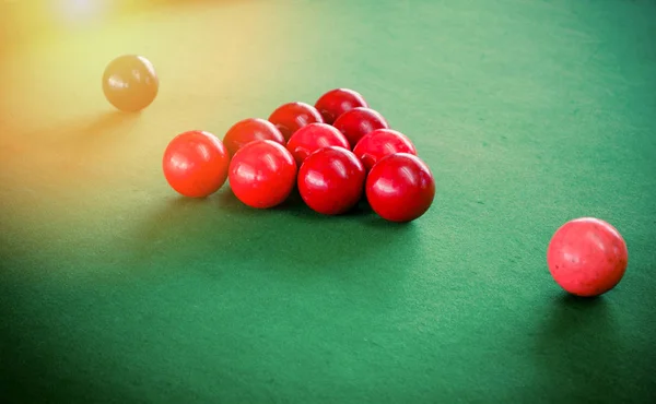 红色和黑色斯诺克球设置在绿色斯诺克桌上 台球游戏复古颜色风格 — 图库照片