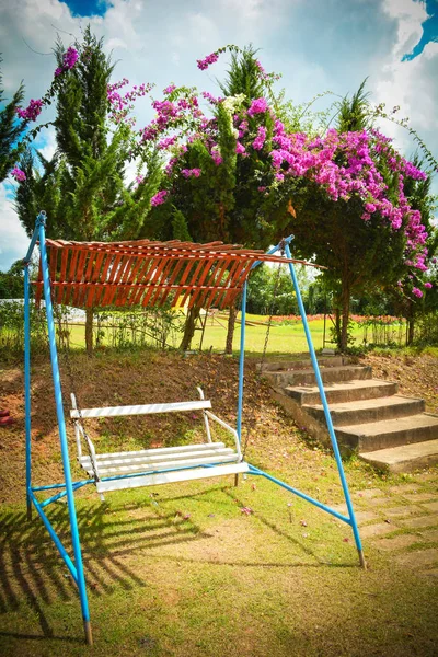 Panca Altalena Bianca Rilassarsi Nel Giardino Fiorito Estate — Foto Stock